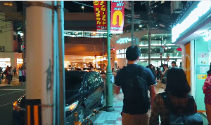 日本东京夜晚商圈镜头人群走路视角视频素材