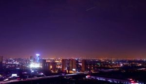夜晚的城市灯火通明很美车流视频素材