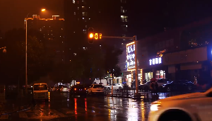 雨后街道行人下雨视频素材