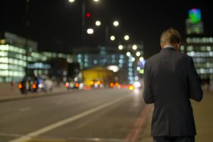 下班后的西装男在路边回复客户信息视频素材