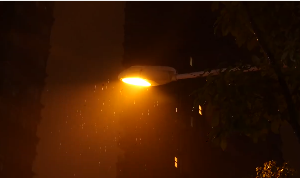 雨天夜晚昏暗灯光路灯视频素材