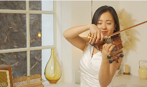 聚光灯下美女拉小提琴悠扬旋律乐器演奏视频素材