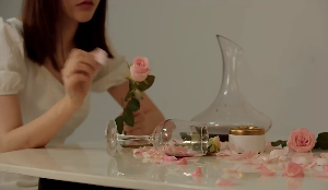 女子酒后撕玫瑰花瓣短视频素材