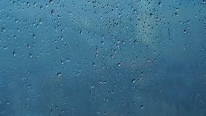 下雨敲打窗户雨滴视频素材