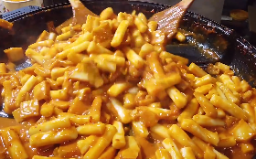 夜市美食炒年糕街边小吃视频素材