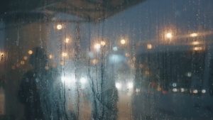 夜晚窗外下雨视频素材