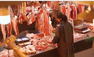 肉摊卖肉阿姨砍肉镜头生活视频素材