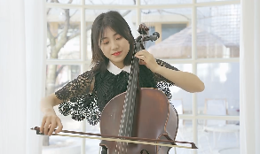 穿蕾丝美女拉大提琴镜头乐器演奏视频素材