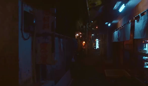 夜晚昏暗巷口空无一人走路视角视频素材