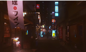 日本巷口深夜人群走路视角视频素材
