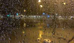 夜晚雨天玻璃雨滴视频素材