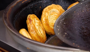 缸炉油煎烧饼街边小吃视频素材
