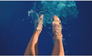 美女赤脚海水中荡漾唯美脚步特写视频素材