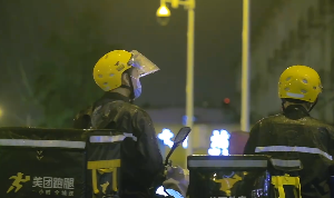 深夜雨中摇曳的树叶送外卖小哥视频素材