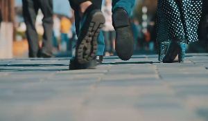城市白天人群走路视频素材
