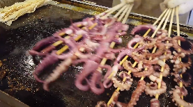 铁板鱿鱼须烤羊肉串街边小吃视频素材