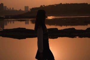夕阳下散步年轻女人情感短视频素材