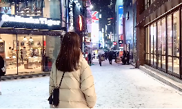 夜晚白雪中漂亮女子慢慢回头的治愈视频素材