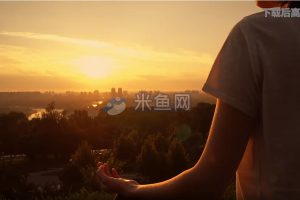 在山顶做瑜伽女子镜头短视频素材
