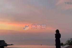 女子在海景房花园打电话短视频素材