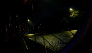 透过自行车看道路夜晚车流的视频素材