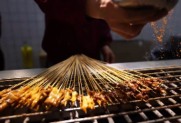 烤肉串撒调料镜头街边小吃视频素材