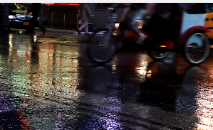 夜晚的雨中街上出租车行人路过的视频素材