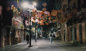 外国夜晚挂着灯笼街上行人走路视频素材