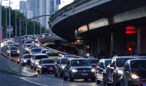 高架桥附近车流等红绿灯视频素材