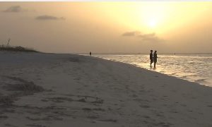 海浪拍打在洁白的沙滩上视频素材