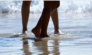 玩海水男女脚步镜头特写视频素材