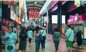 日本夜晚商圈热闹气氛走路视角视频素材