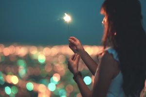 女孩点着烟花的视频素材