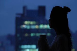 美女在阳台上喝咖啡情感短视频素材