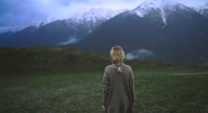 黄发美女行走高山背影视频素材