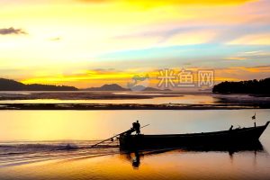 夕阳下一艘孤舟缓缓驶过水面视频素材