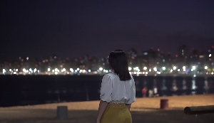 白衣女子独自看夜景伤感短视频素材-