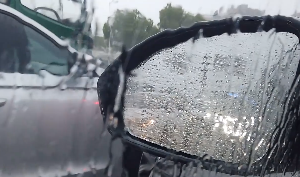 街道汽车下雨视频素材+下雨