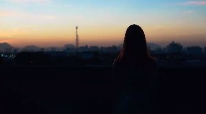 夜晚中女孩瞭望远方伤感短视频素材
