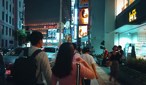 日本商圈街景夜晚走路视角视频素材