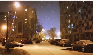 夜晚小区下雪视频素材