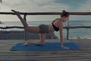 在海边锻炼的美女视频素材