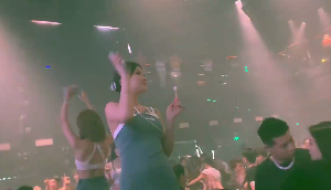 美女夜场持扇热舞视频素材