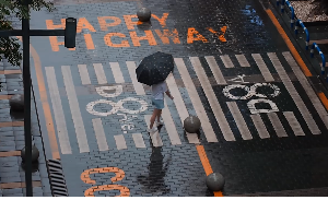 雨后道路行人路过的生活视频素材