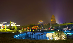 西安大雁塔夜景行人视频素材