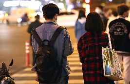 等红绿灯人群行走视频素材