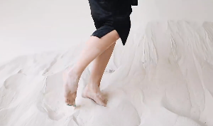 女孩在洁白的沙丘走过治愈视频素材