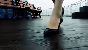 美女在家中蕾丝黑色袜穿黑色鞋走路特写视频素材