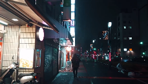 深夜雨后街边忙碌人群走路视角视频素材