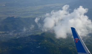 南航航空低空飞行在山区的视频素材